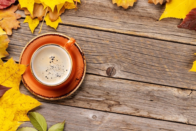 Foto xícara de café e folhas de outono
