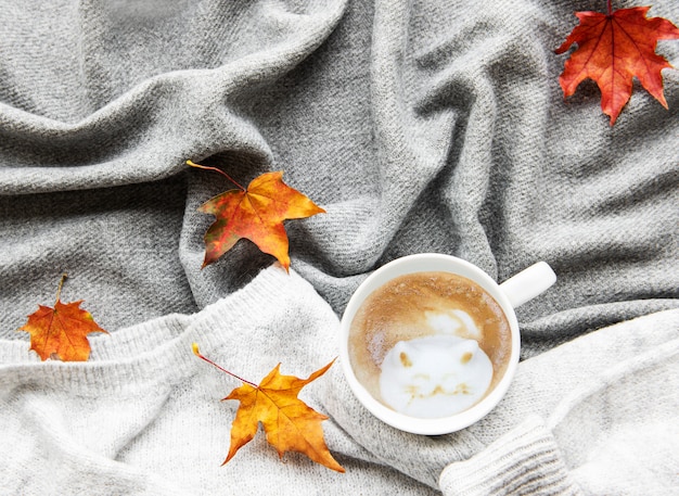 Xícara de café e folhas de outono