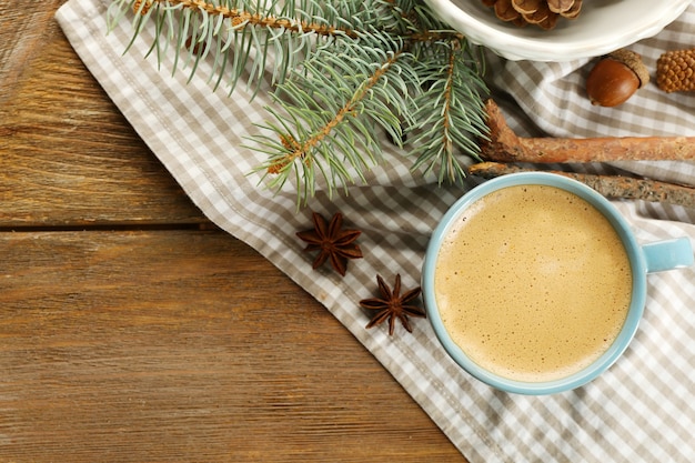 Xícara de café e galho de árvore de Natal em guardanapo, vista de cima