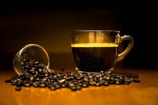 Xícara de café e grãos de café em alto contraste