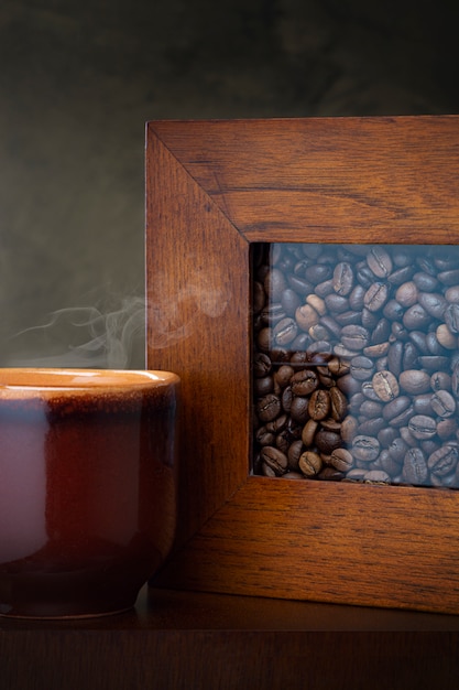 Xícara de café e grãos de café na mesa.