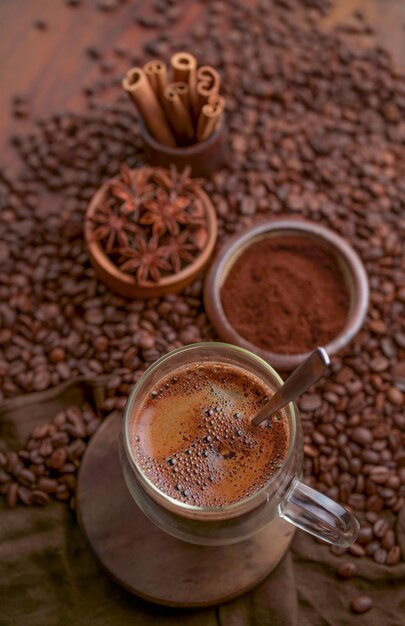 Xícara de café e grãos de café na mesa