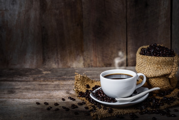 Xícara de café e grãos de café na mesa