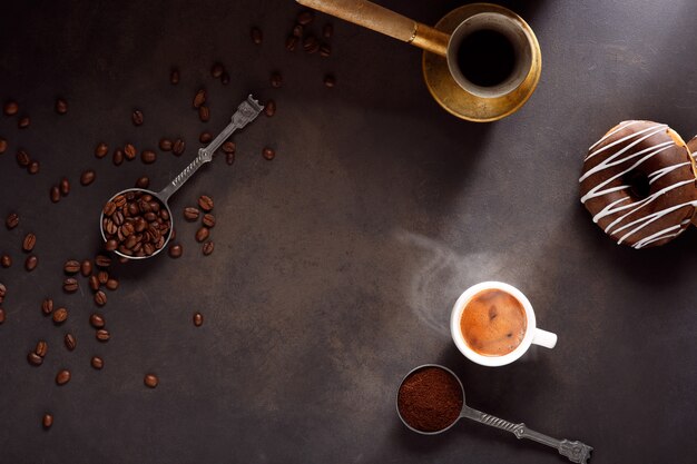 Xícara de café e grãos de café sobre fundo de madeira.