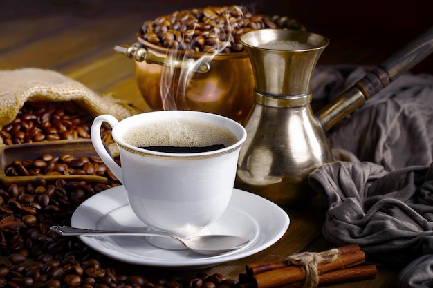 Xícara de café e grãos de café sobre uma mesa