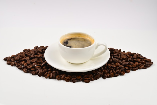 Xícara de café e grãos de café