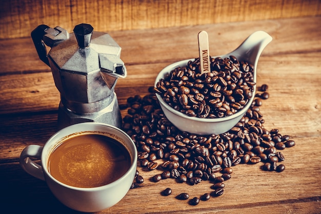 Foto xícara de café e grãos de café