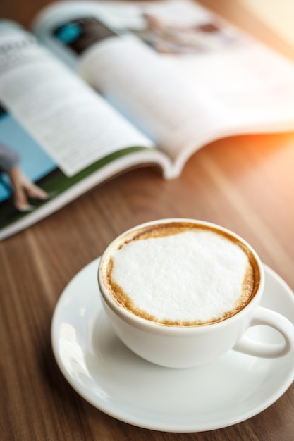 Xícara de café e livro na mesa