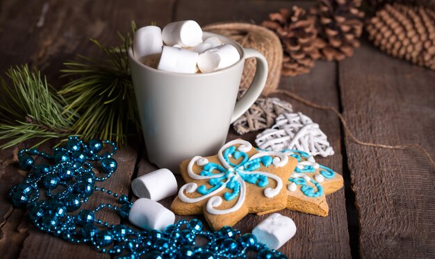 Xícara de café e marshmallows. pão de mel e decorações de natal