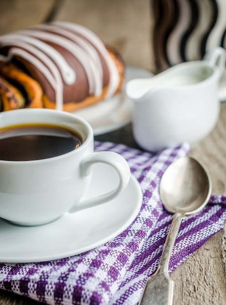 Xícara de café e pão de papoula envidraçada com ganache