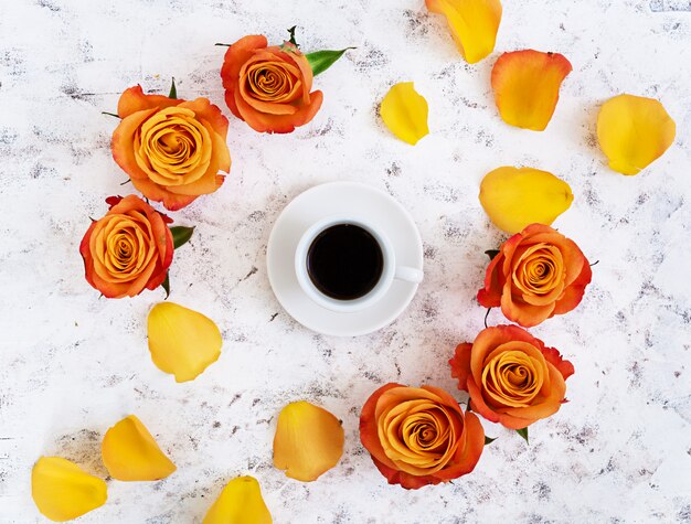 Xícara de café e rosa em um branco