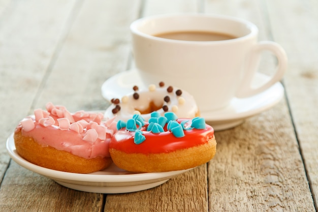 Foto xícara de café e rosquinhas