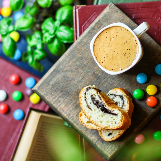 xícara de café e sobremesa de pão