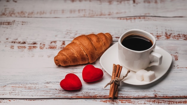 Xícara de café e um croissant no dia dos namorados