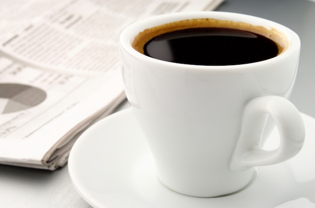 Xícara de café e um jornal