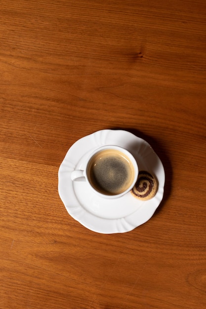 xícara de café em cima de uma mesa de madeira