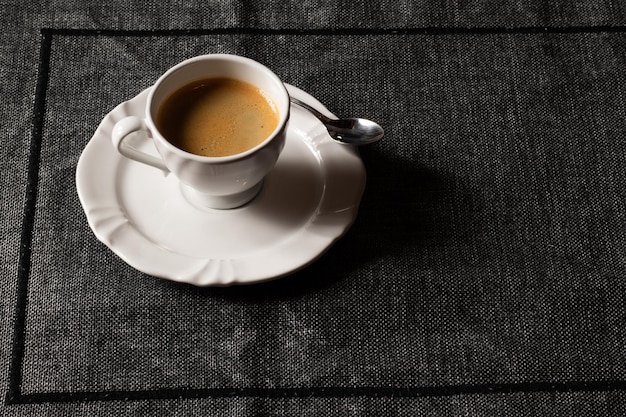 xícara de café em cima de uma mesa de madeira
