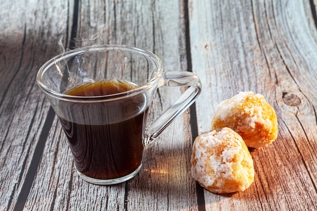 Xícara de café em fundo amadeirado