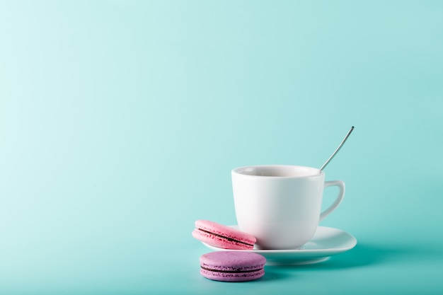 Xícara de café em fundo aqua com lugar para uma inscrição