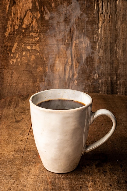 Xícara de café em fundo de madeira