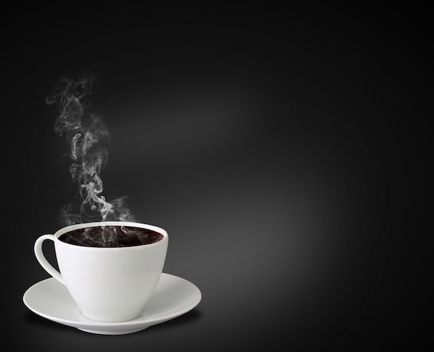 xícara de café em fundo preto