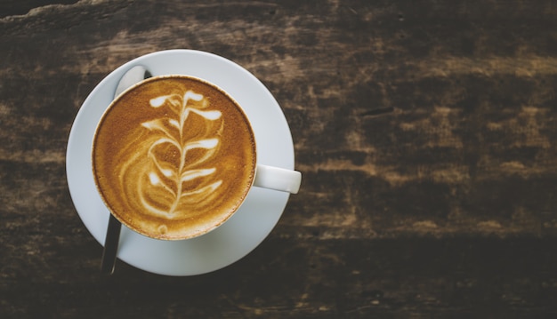 Xícara de café em madeira velha