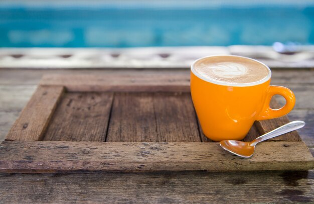 xícara de café em placa de madeira