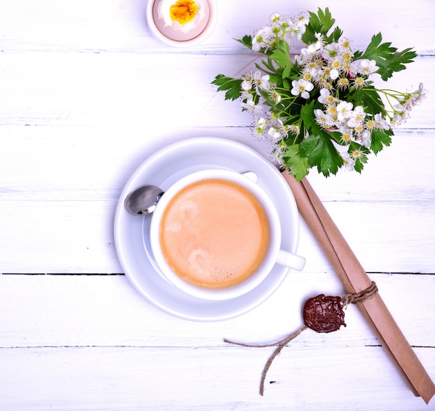 Xícara de café em uma madeira branca