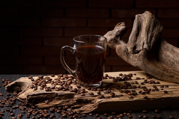 Xícara de café em uma madeira rústica Grãos de café