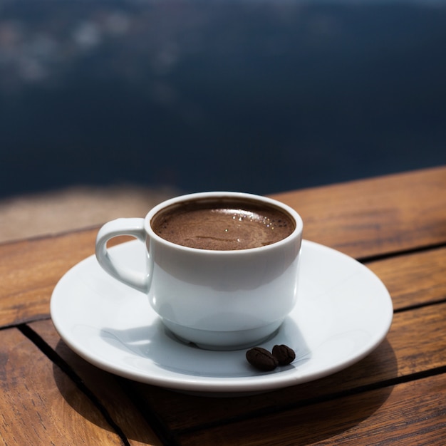 Xícara de café em uma mesa de madeira na montanha