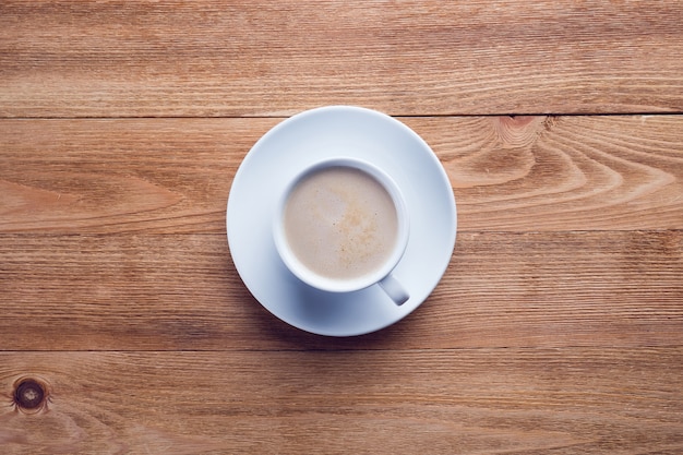 xícara de café em uma mesa de madeira