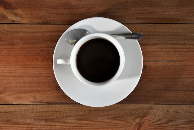 Foto xícara de café em uma mesa de madeira