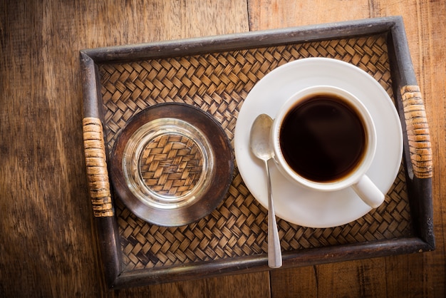 Xícara de café em uma mesa de madeira