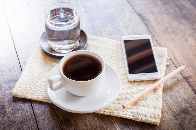 Xícara de café em uma mesa de madeira