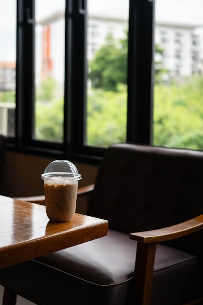 Foto xícara de café em uma velha mesa de madeira