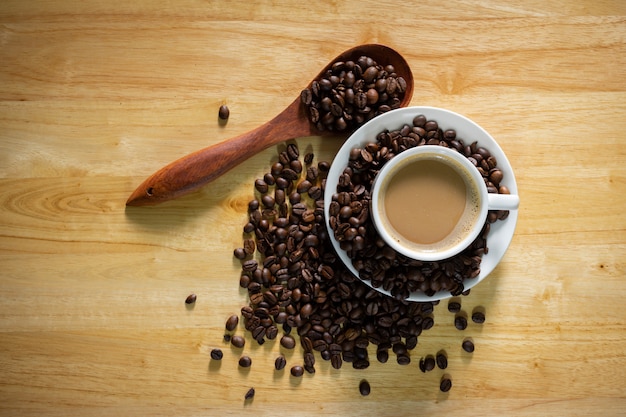 Xícara de café em uma vista superior de mesa de madeira