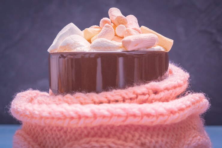 Foto xícara de café embrulhado em um lenço cheio de marshmallows