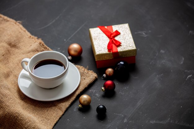 Xícara de café, enfeites de Natal e caixa de presente