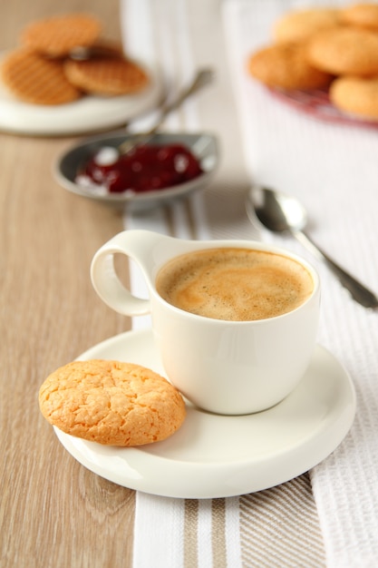 Foto xícara de café expresso com biscoitos de coco em um prato