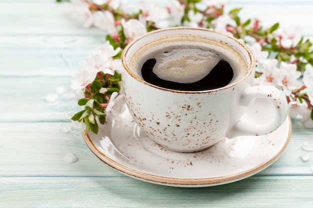 Xícara de café expresso da manhã e flor de cerejeira