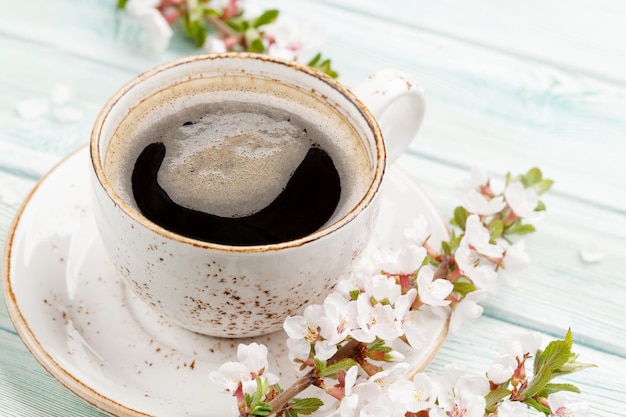 Xícara de café expresso da manhã e flor de cerejeira