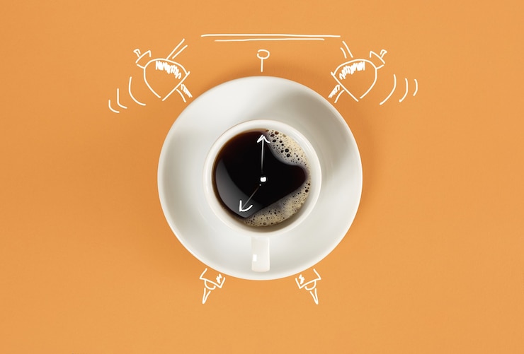 Foto xícara de café expresso fresco com relógio em fundo laranja