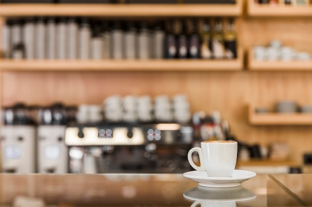 Xícara de café expresso fresco no balcão de vidro