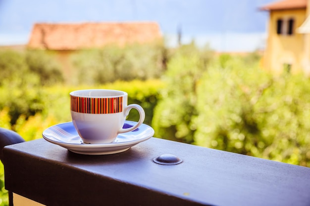 Xícara de café expresso italiano pela manhã ao ar livre