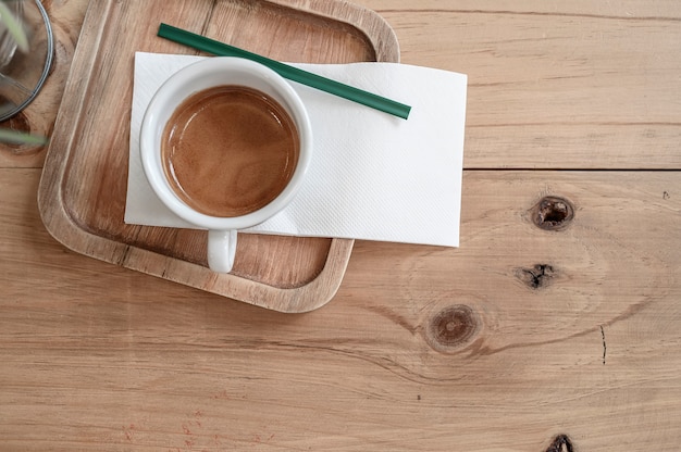 Xícara de café expresso na mesa de madeira velha