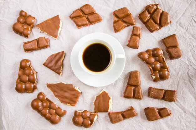 Xícara de café expresso preto e barras de chocolate