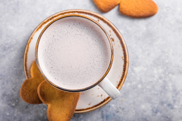 Xícara de café fresco e biscoitos de coração