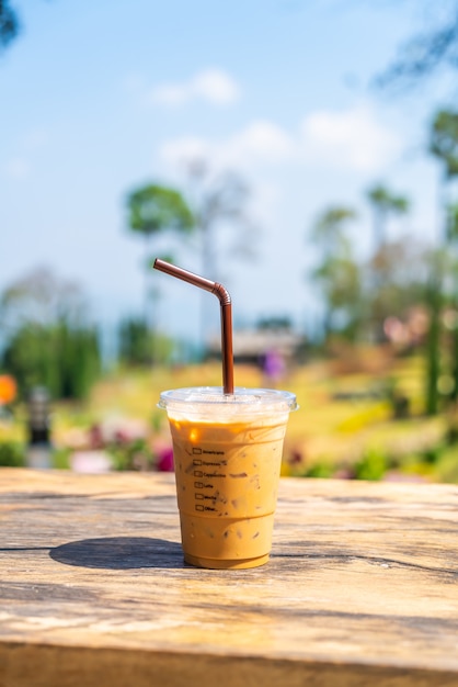 Xícara de café gelado com leite