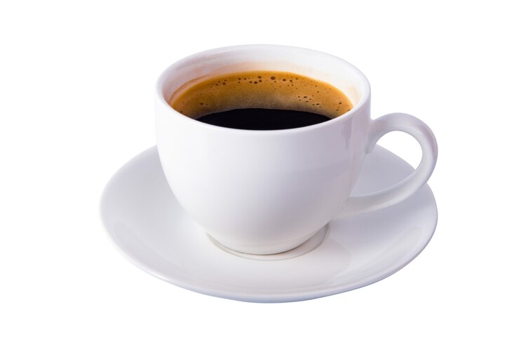 Foto xícara de café isolada com café dentro e traçado de recorte no fundo branco