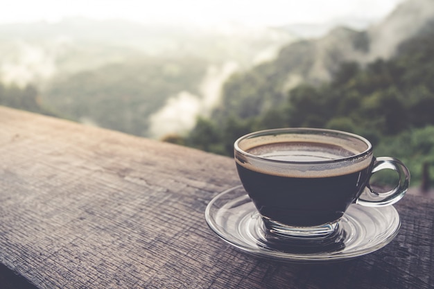 Xícara de café latte art na mesa de madeira, plana leigos